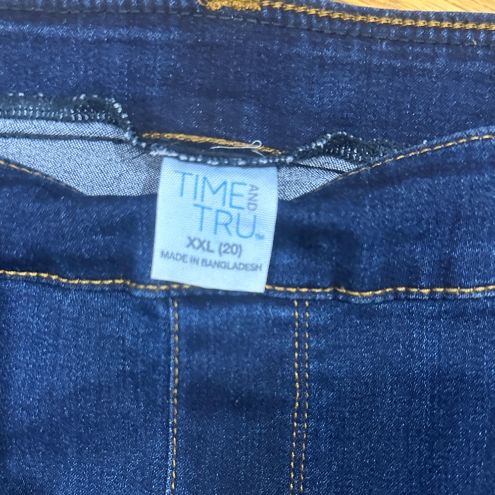 Time and Tru Women's Dark Blue Cropped Jeans - Picture 2 of 2